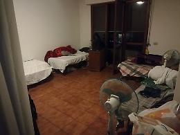 Maserada sul Piave, violenza durante le riprese: troupe di Striscia la Notizia aggredita davanti a casa occupata
