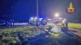 Incidente lungo la Strada Provinciale 102 a Cornedo Vicentino: auto si ribalta, cinque feriti trasportati in ospedale