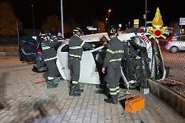 Incidente notturno a Bassano del Grappa: auto ribaltata, conducente illeso