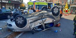 Vicenza, auto rovesciata in rotatoria tra Viale del Sole e Viale Trento: ferita una donna