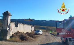 Asiago, precipita con un ultraleggero nella fase di decollo finendo contro il muro del cimitero: ferito il pilota

