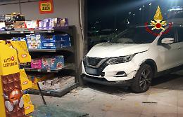 Incidente a Thiene: Auto sfonda la vetrata di un supermercato senza feriti