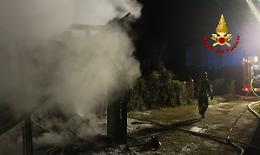 Tezze sul Brenta: incendio in una baracca in lamiera, bruciata un'auto