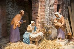 Presepe artistico di Asseggiano danneggiato dai vandali: la comunità lo ripristina