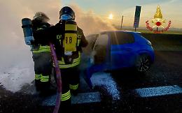 Incendio auto sull'A4: intervento dei Vigili del Fuoco a Spinea