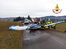 Tragedia sventata ad Asiago: aereo precipita in strada, quattro feriti