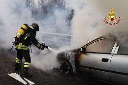 Vicenza, auto in fiamme sulla A4: conducente illeso