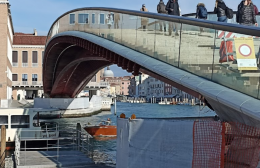 Venezia, Ponte della Costituzione: lavori in vista per la sostituzione dei gradini in vetro