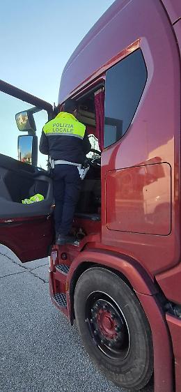 Padova, controlli intensivi della Polizia Locale su trasporti internazionali: 6 patenti ritirate e multe per 14.000 euro