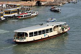 Venezia: vaporetto si schianta contro un barcone 
