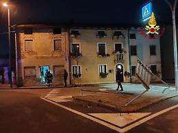 Mezzo si schianta contro abitazione a Isola Vicentina: intervento dei vigili del fuoco e rischio crollo