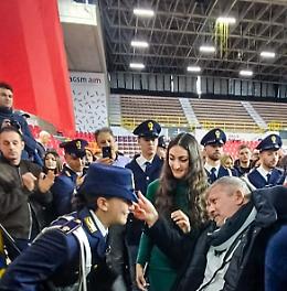 Padova, poliziotta giura: picchetto d'onore per il padre tetraplegico