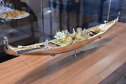 Venezia, una gondola d'oro sbarca a San Marco, opera dell'orafo Vittorio Diana