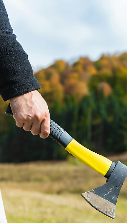 Lite tra vicini degenera: impugna un&rsquo;ascia e minaccia il rivale