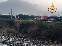Arzignano, scivola lungo la ciclabile e finisce nel torrente