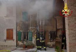 Incendio ad Asolo: fiamme in una casa colonica, nessuna vittima