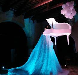 Un pianoforte in volo e magia natalizia: Montegrotto Terme accende il Natale