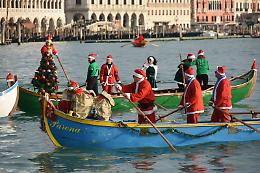 Canal Grande in festa: doppio appuntamento natalizio con Babbi Natale e regate