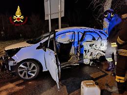 Auto contro un albero, feriti due giovani a Vallà