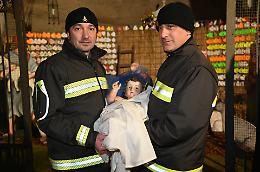 Benedizione del Bambino Gesù: Tradizione e Messaggio di Pace nella Grotta di Lourdes