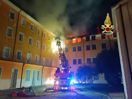Incendio ad Adria: le fiamme divorano il sottotetto di un palazzo storico, a fianco alle ex Canossiane