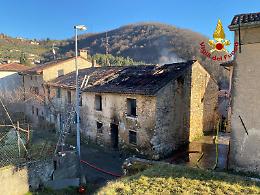 Bassano del Grappa: incendio a Valrovina, stalla distrutta ma animali in salvo