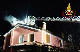 Incendio tetto a Pianiga, un macchinario in fiamme a Murano in un cantiere