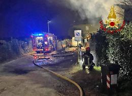 Incendio a Rosà: fiamme avvolgono una vecchia abitazione