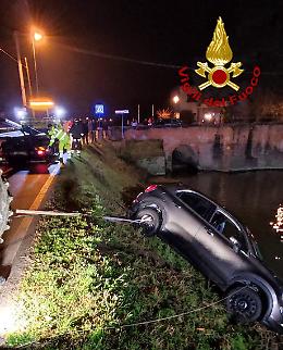 Santa Maria di Sala: auto a rischio rovesciamento nel Muson, salvo il conducente