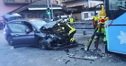 Belluno: auto si schianta contro bus sulla strada Agordina

