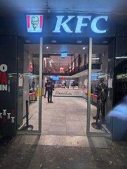 A Padova vandalismo in Piazza Garibaldi: arrestato un giovane per danneggiamento al KFC