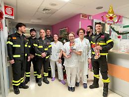 La Befana porta allegria ai piccoli pazienti dell'Ospedale dell'Angelo di Mestre e di Mirano