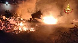 Incendio in un campo agricolo a Loreggia: vigili del fuoco al lavoro per spegnere il rogo