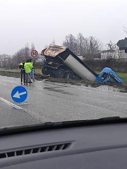 Padova: camion nel canale all'uscita della tangenziale
