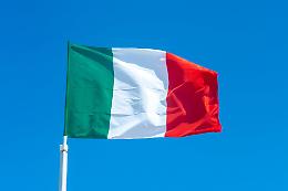 Gli alpini celebrano il tricolore: 228 anni di identità e coesione