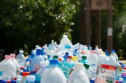 Bottiglie di plastica: dal 1° gennaio 2025 sono di nuovo cambiate con il 25% di plastica riciclata