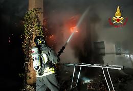 Rosà, incendio devasta un ex agriturismo: distrutti mezzi storici