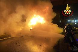 Auto in fiamme sulla superstrada Pedemontana Veneta a Bassano del Grappa
