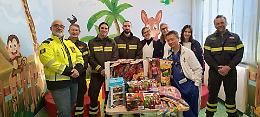 Visita dei Vigili del Fuoco ai piccoli pazienti di pediatria a San Donà