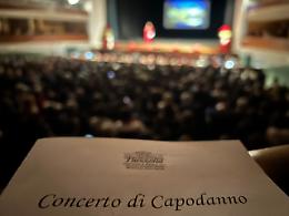 Un Concerto di Capodanno Memorabile: Quando Arrangiamenti, Canto e Danza Creano Bellezza