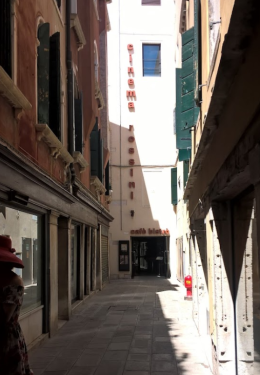 Venezia Classici 2025: parte il festival dei capolavori restaurati con “Sbatti il Mostro in Prima Pagina”