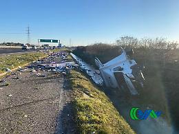 Tamponamento sulla A57 Tangenziale di Mestre: camion esce di strada e perde il carico