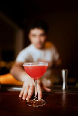 Violenta aggressione in un bar a Tencarola: il barista finisce in prognosi riservata