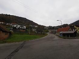 Tragedia ad Alpago: trovata morta e seminuda in strada, indagini in corso