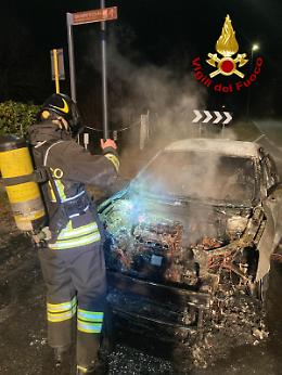 Incendio di un'auto ibrida a Nervesa della Battaglia: intervento dei vigili del fuoco

