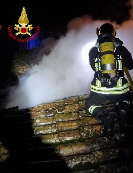 Incendio a Cavaso del Tomba: danneggiato un ricovero attrezzi, nessun ferito