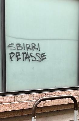 "Sbirri petasse": ancora scritte offensive contro la Polizia di Padova