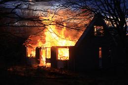 Incendio a Zevio: famiglia costretta a lasciare la casa dopo il rogo sul tetto

