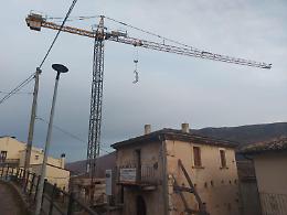 Un container cade da una gru a Marghera