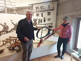Un pezzo di storia delle piste da sci: lo Skibob in esposizione al Museo Etnografico Dolomiti